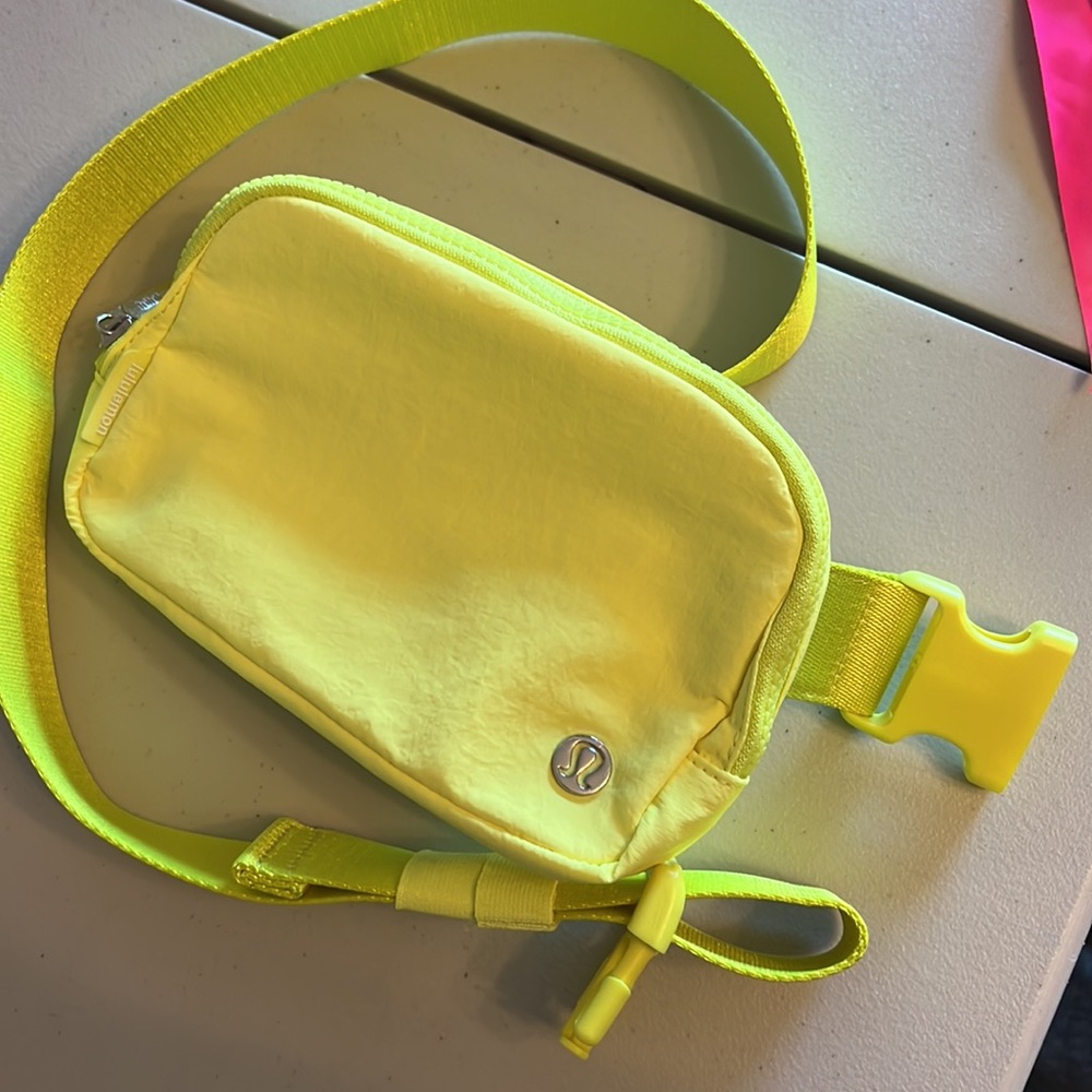 Everywhere Belt Bag 1L in Electric Lemon